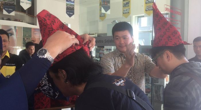 Direksi PT MPS, Andree Sulimdro, memberikan topi khas Makassar, Passapu kepada rekan-rekan media