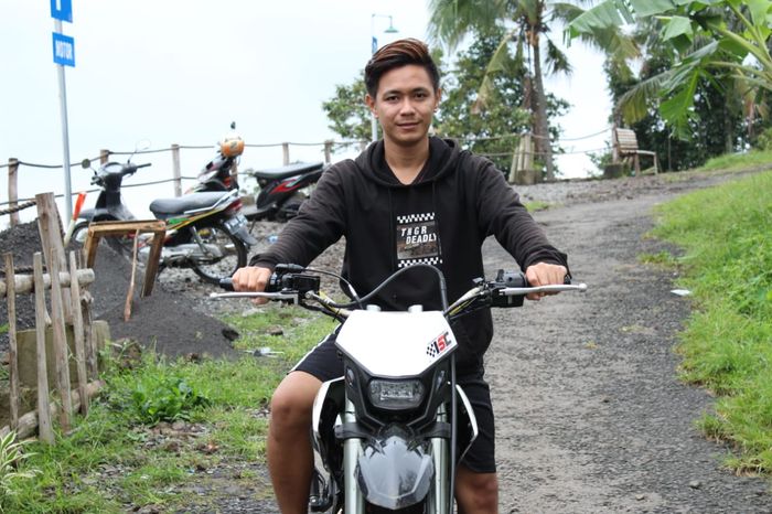 Robbi bersama Kawasaki D-Tracker 150 miliknya