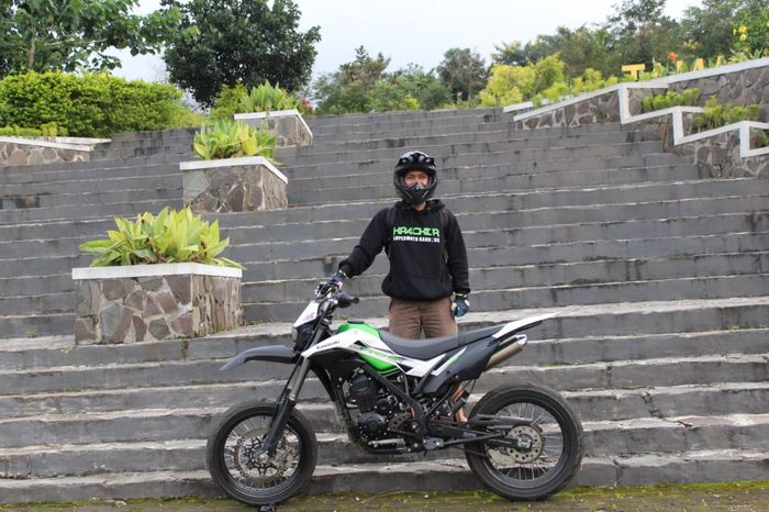 Robbi bersama D-Tracker miliknya