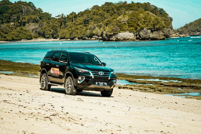 Toyota Fortuner VRZ 4x4 di Pantai Kondang Merak, Malang