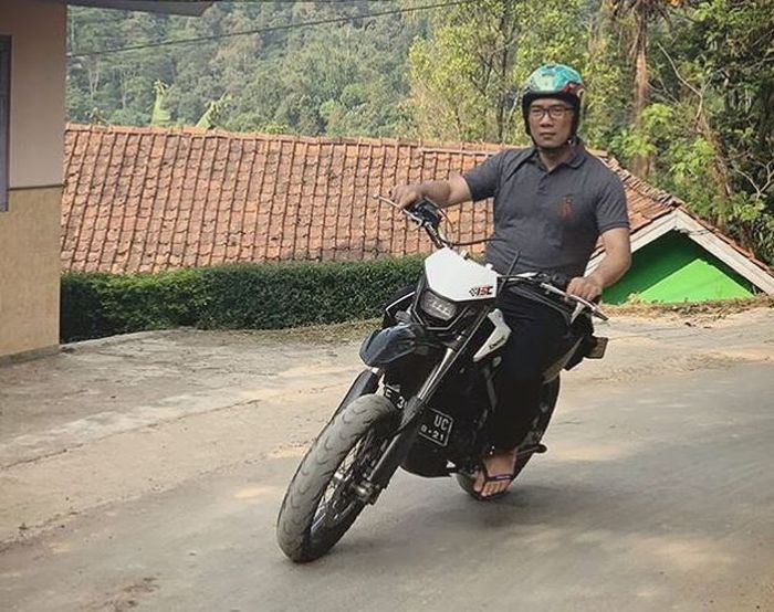 Ridwan Kamil keliling Majalengka pakai supermoto Kawasaki D-Tracker