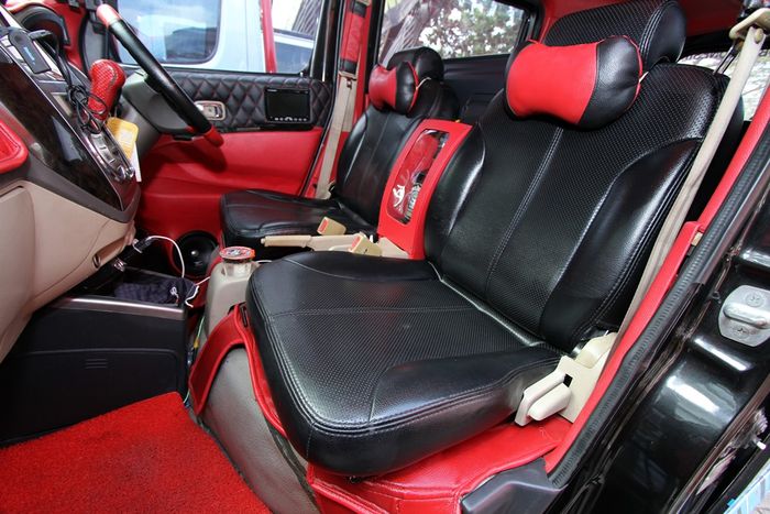 Kabin depan didominasi warna hitam