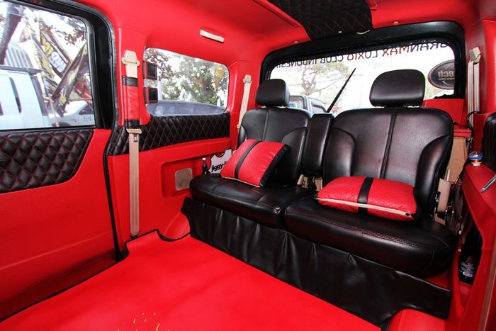 Kabin belakang tampak jauh lebih lapang dari versi aslinya