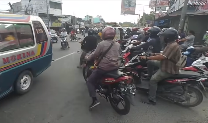 Kondisi perempatan di Jl. Binjai-Medan Km 10, Deli Serdang, Sumatera Utara yang macet parah.