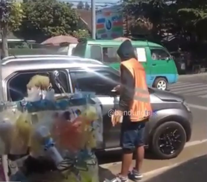 Pengemudi Suzuki Ignis terlibat adu argumen dengan petugas parkir
