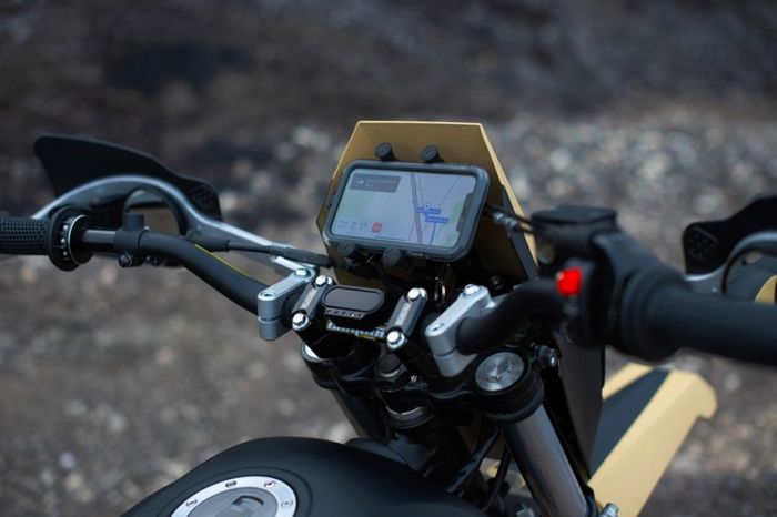 Di setangnya ada pegangan ponsel dengan sistem wireless charging