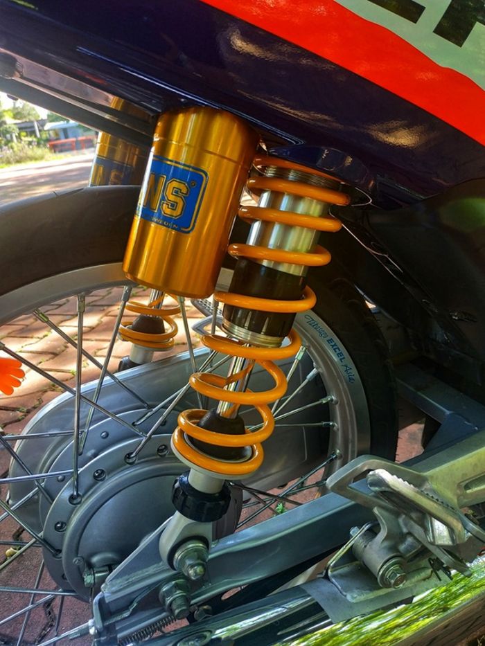 Suspensi belakang pakai Ohlins