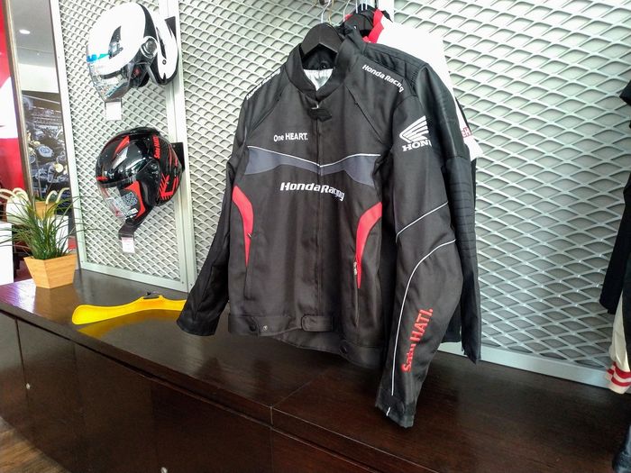 Honda Riding Jacket, jaket dengan desain sport berpenampilan kalem