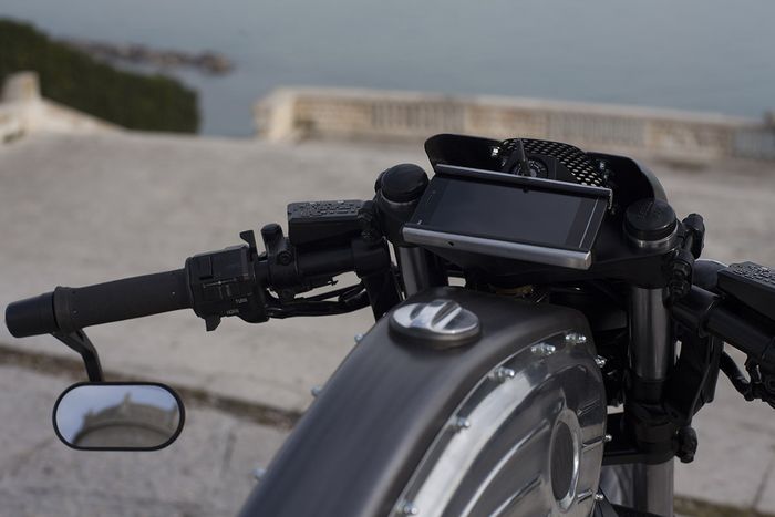 Panel instrumennya pakai smartphone