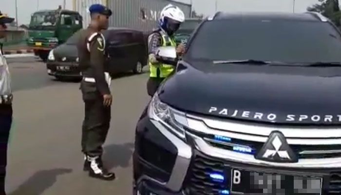 Petugas gabungan menindak Mitsubishi Pajero Sport arogan, pakai strobo dan sirine saat Operasi Zebra 2019.