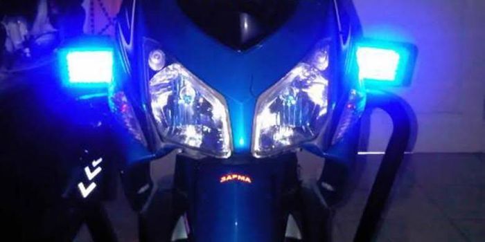 Ilustrasi penggunaan lampu strobo di motor pribadi.