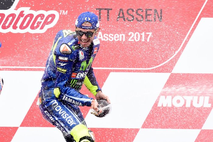 Valentino Rossi merayakan kemenangannya dua tahun lalu di Assen