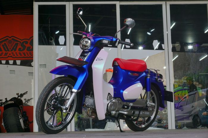 Honda Super Cub C125 pakai kombinasi warna Velvet Blue dan Aurora White dari TeckWrap