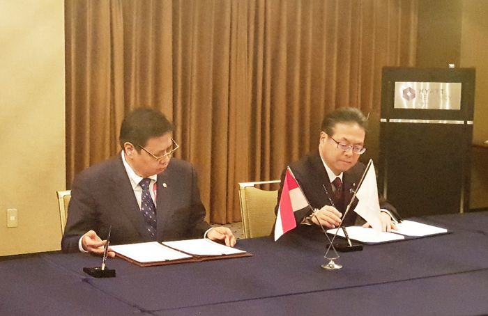 Menteri Perindustrian RI Airlangga Hartarto bersama Ministry of Economy, Trade, and Investment (METI) Jepang, Hiroshige Seko melakukan penandatanganan framework document di Osaka, Jepang