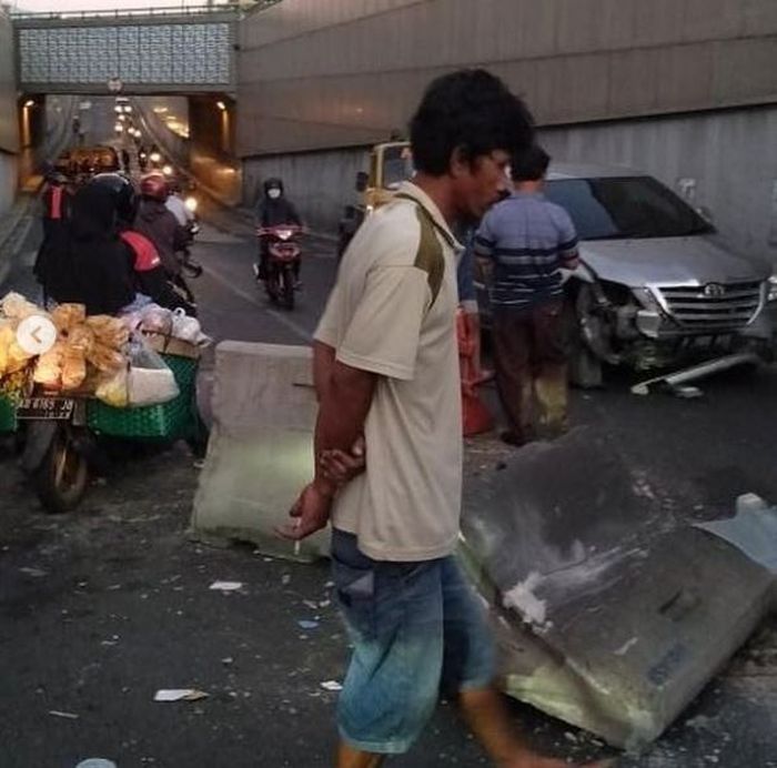 Kondisi jalan sempat macet gara-gara barrier beton menghalangi jalan