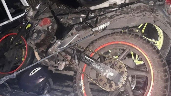 Kondisi Honda CB150R yang tertabrak truk Pertamina pengangkut gas LPG.