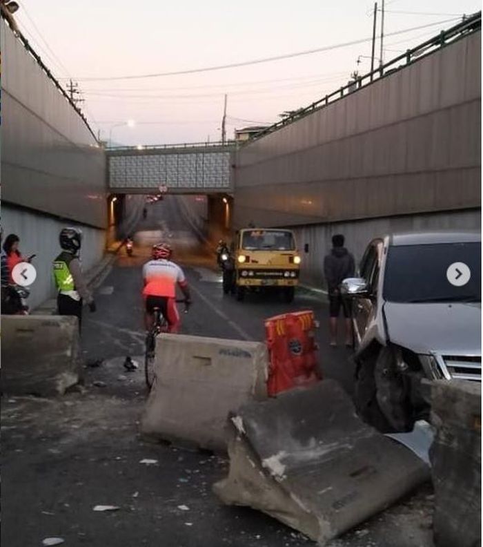 Barrier beton di underpass Makamhaji, Kartosuro berhamburan diterjang Toyota Kijang Innova