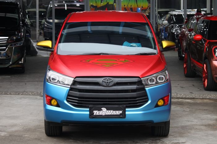 Mengkombinasikan 2 warna dominan yakni TeckWrap VCH313 Steel Blue dan TeckWrap VCH401N Crimson Red