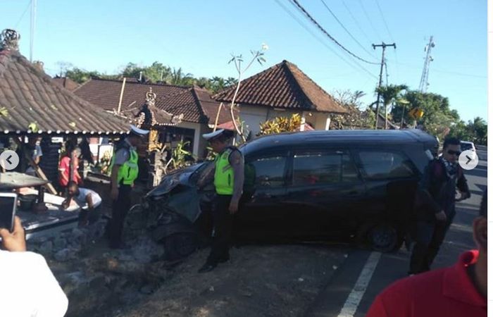Kondisi Toyota Kijang Innova usai hajar tempat sembahyang di Tabanan, Bali