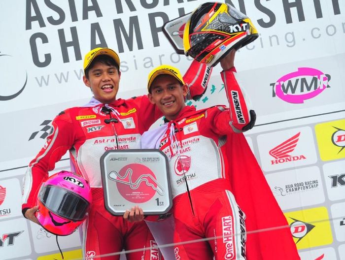 Awhin Sanjaya (kiri) dan Irfan Ardiansyah merayakan kemenangan AHRT di AP250 race 2 ARRC Jepang