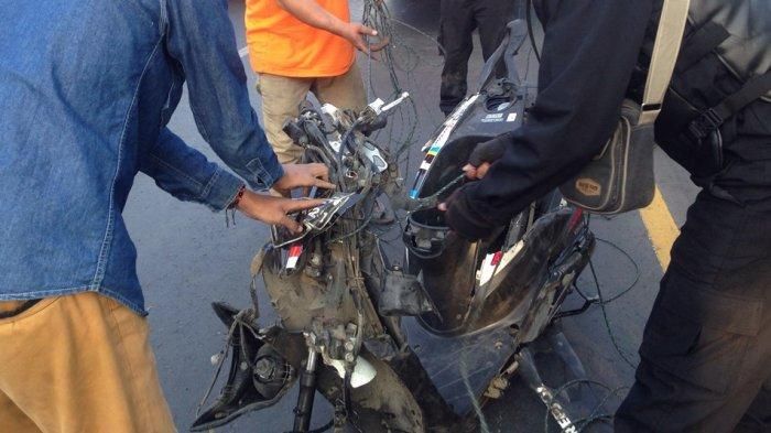sepeda motor Honda Beat berhasil dievakuasi dengan keadaan hancur