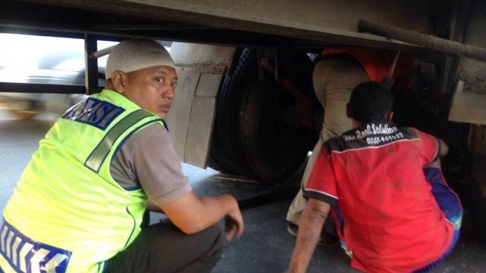 Proses evakuasi motor Honda Beat nyangkut di kolong truk trailer di jalan siliwangi