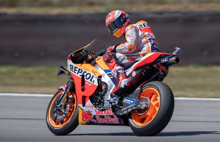 Marquez mengganti ban belakangnya dengan kompon lunak sesaat sebelum start MotoGP Belanda (30/6)