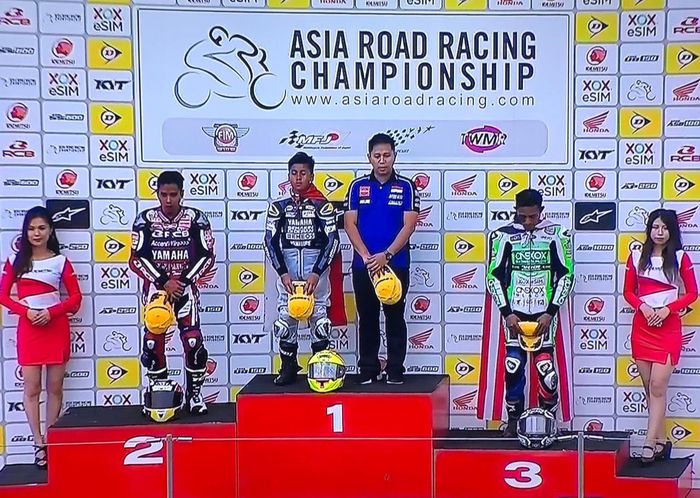 Aldi Satya Mahendra berdiri di podium tertinggi sirkuit Suzuka, Jepang