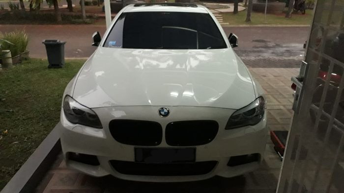 BMW 528i di depan rumah milik Tantowi Ahmad