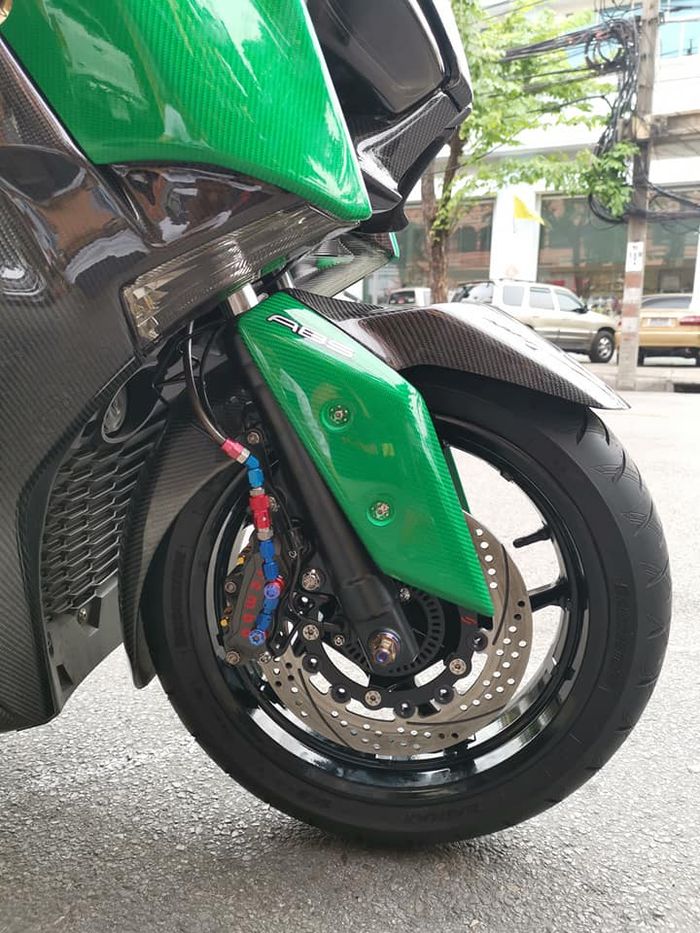 Kaliper depan pakai Brembo juga