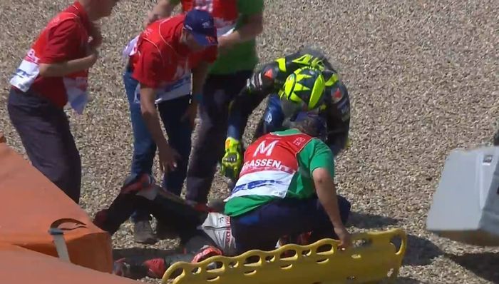 Valentino Rossi menghampiri petugas medis yang sedang menangani Takaaki Nakagami usai crash di lap ke-5 MotoGP Belanda