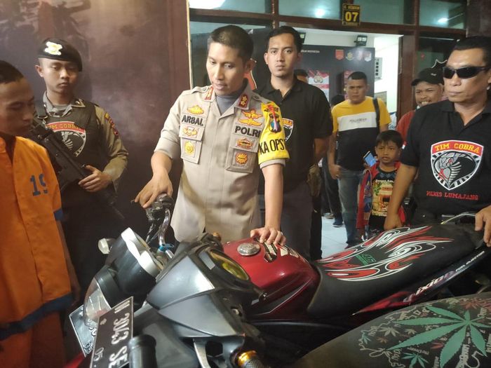 Tim Cobra Polres Lumajang berhasil membongkar jaringan penjualan sepeda motor ST (STNK only)