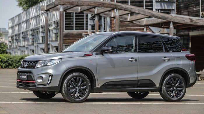 Suzuki Vitara Katana menggunakan pelek dengan warna hitam satin yang membuatnya makin gahar.