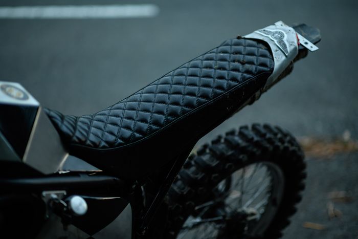 Joknya juga tampak elegan dan serasi dengan tangkinya