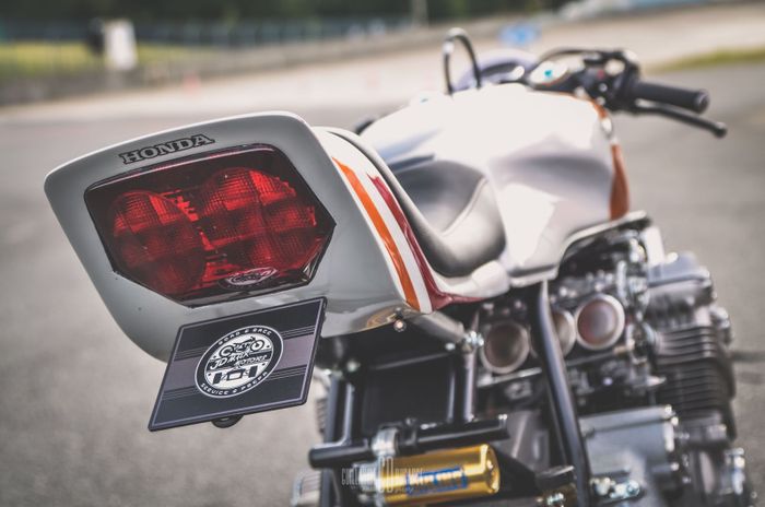 Buntutnya dibuat bergaya tracker