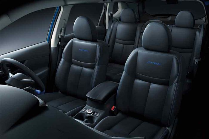 Kabin sudah dilapis kulit dengan aksen jahitan biru