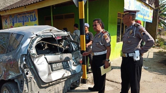 Kasatlantas Polres Sukoharjo, AKP Zamroni, saat melihat dinding yang ambruk akibat terjangan mobil jazz (TribunSolo.com/Agil Tri) 