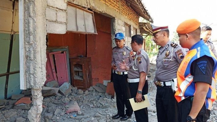 Kasatlantas Polres Sukoharjo menilik tembok yang terkena imbas dari tertabraknya Honda Jazz oleh kereta api.