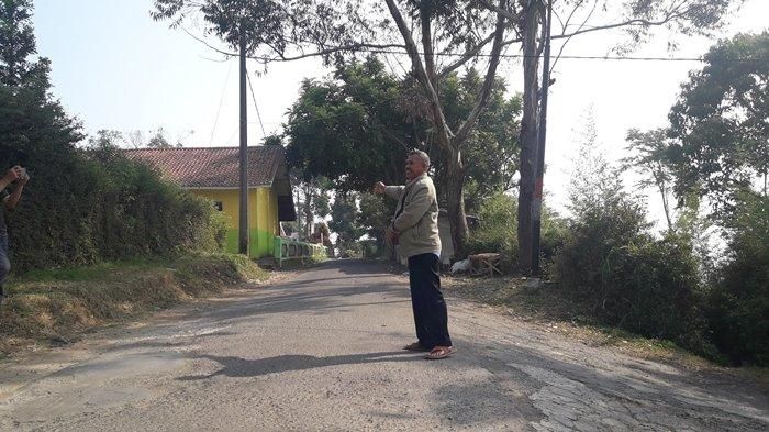 Asep Odik, saksi yang rumahnya tak jauh dari lokasi penumpang Toyota Fortuner tenteng pistol