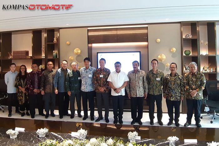 Pejabat terkait berfoto bersma saat penandatanganan MoU dengan PT Mobil Anak Bangsa (MAB)