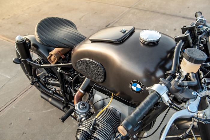 Tangki bawaan diberi kelir perunggu yang mewah