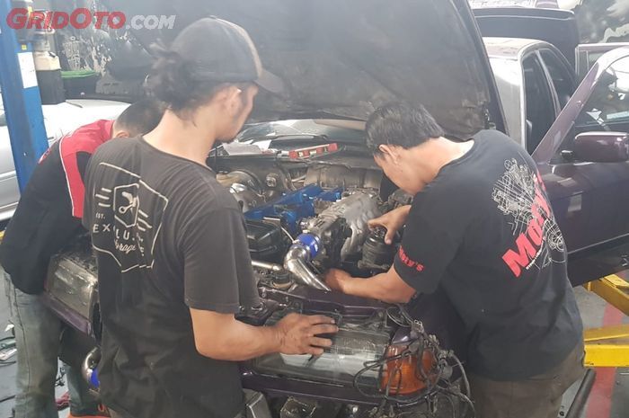 Proses engine swap BMW E36 dengan mesin 2JZ milik Toyota Supra.