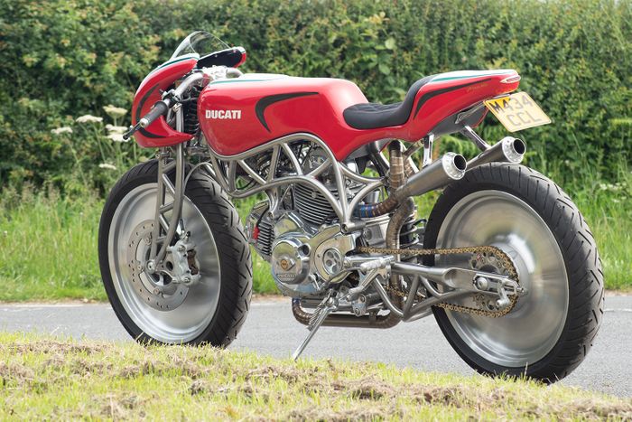 Desain rangka, garpu dan swingarmnya istimewa banget