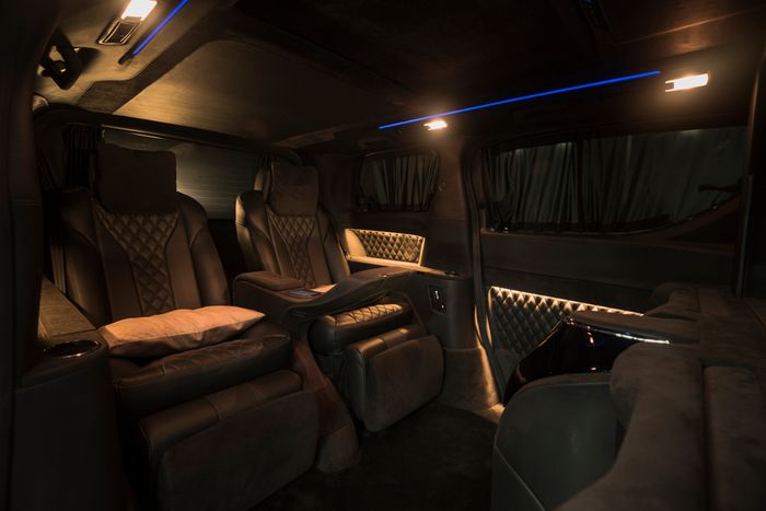 Ada opsi pelapis hitam di kabin Alphard Lombardi