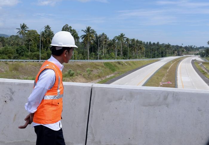 Presiden Joko Widodo saat memantau Tol Manado- Bitung