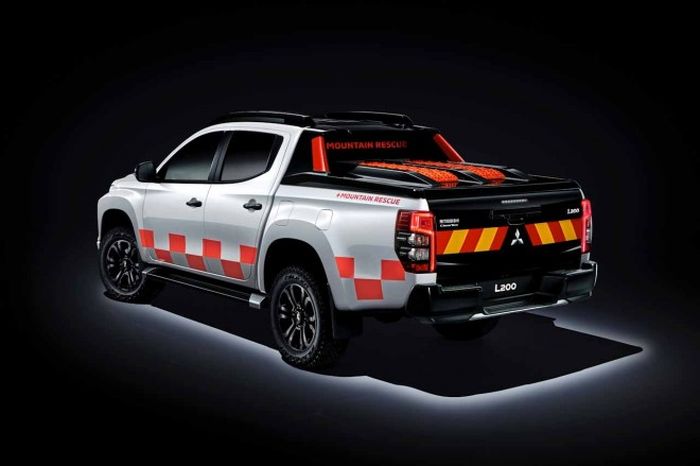 Bak belakang Mitsubishi New Triton dimodifikasi dengan semacam untuk perawatan