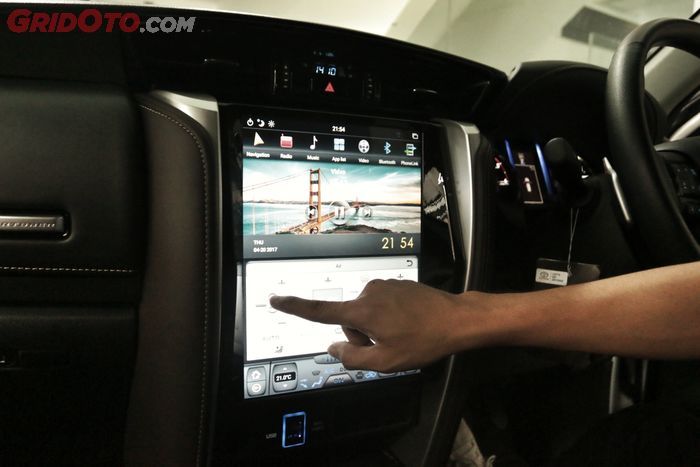 Head unit jumbo model Tesla di Toyota Fortuner