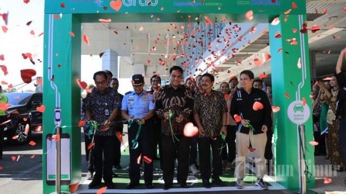 Pengguntingan pita pada acara peresmia GrabCar Airport di Bandara Internasional Sultan Hasanuddin, Makassar pada Jumat (5/7).