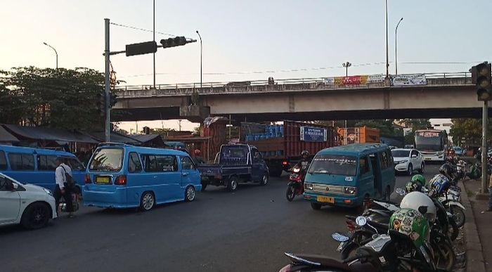 Lampu lalu lintas di perempatan Cileungsi tidak berfungsi