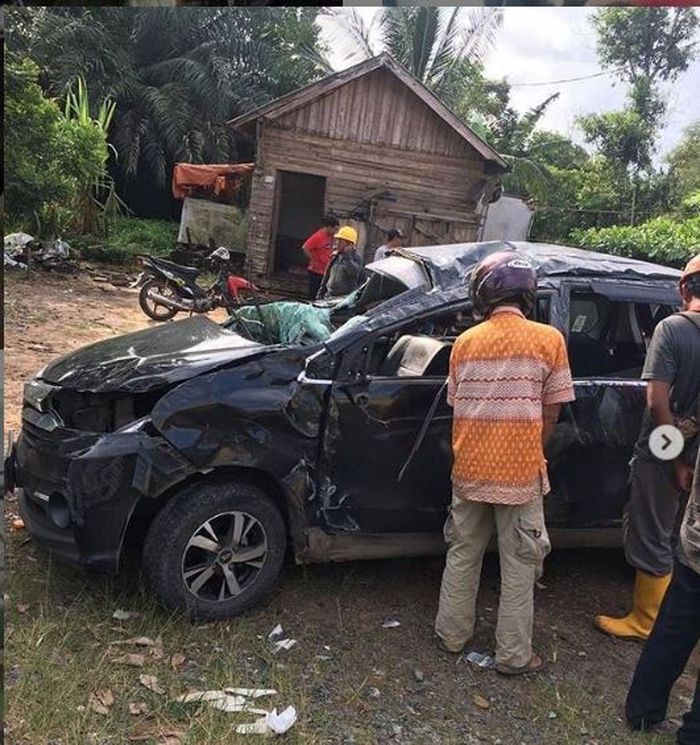 Kondisi Daihatsu Xenia usai terbaik hajar tiang listrik di Asam-asam, Tanah Laut, Kalimantan Selatan